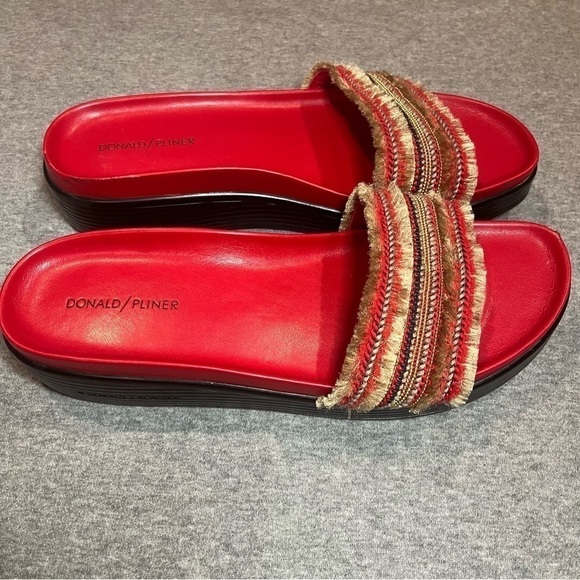 Donald Pliner wedge sandal. - Picture 4 of 10